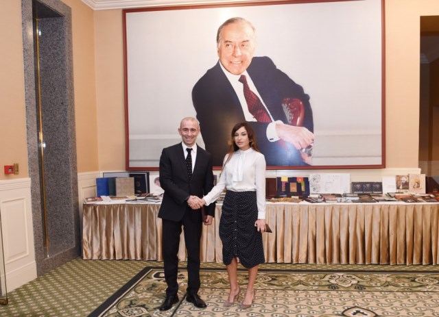 Мехрибан Алиевой вручена премия "Человек 2015 года" - ФОТО